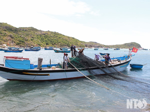 Ngư dân Vĩnh Hy (xã Vĩnh Hải) chuẩn bị ngư cụ lưới, ra khơi đánh bắt.